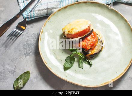 Parmigiana di melanzane - melanzane fritte al forno con mozzarella, parmezan e salsa di pomodoro Foto Stock
