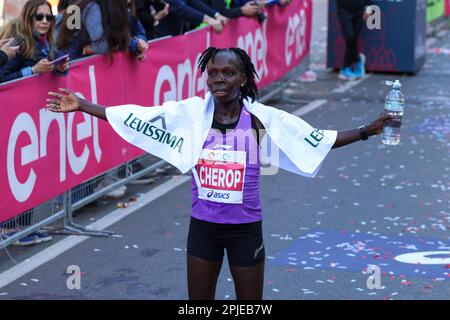 Milano, Italia. 02nd Apr, 2023. Cherop Sharon Jemutai (KEN), vincitrice femminile della Maratona di Milano con un tempo di 2:26:12,31 durante la Maratona di Milano, Maratona a Milano, Italia, Aprile 02 2023 Credit: Independent Photo Agency/Alamy Live News Foto Stock