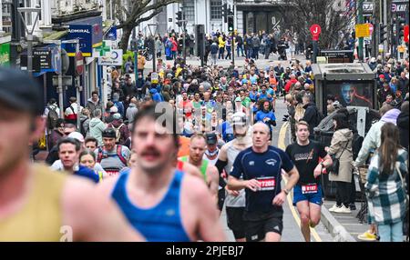 Brighton UK 2nd aprile 2023 - migliaia di corridori partecipano oggi alla maratona di Brighton per le strade e lungo il lungomare della città : Credit Simon Dack / Alamy Live News Foto Stock