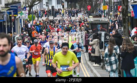 Brighton UK 2nd aprile 2023 - migliaia di corridori partecipano oggi alla maratona di Brighton per le strade e lungo il lungomare della città : Credit Simon Dack / Alamy Live News Foto Stock