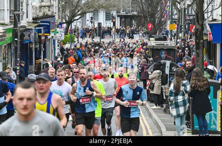 Brighton UK 2nd aprile 2023 - migliaia di corridori partecipano oggi alla maratona di Brighton per le strade e lungo il lungomare della città : Credit Simon Dack / Alamy Live News Foto Stock