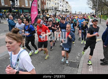 Brighton UK 2nd aprile 2023 - migliaia di corridori partecipano oggi alla maratona di Brighton per le strade e lungo il lungomare della città : Credit Simon Dack / Alamy Live News Foto Stock