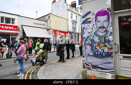 Brighton UK 2nd aprile 2023 - gli spettatori costeggiano le strade mentre migliaia di corridori partecipano oggi alla maratona di Brighton : Credit Simon Dack / Alamy Live News Foto Stock