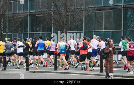 Brighton UK 2nd aprile 2023 - migliaia di corridori partecipano oggi alla maratona di Brighton per le strade e lungo il lungomare della città : Credit Simon Dack / Alamy Live News Foto Stock