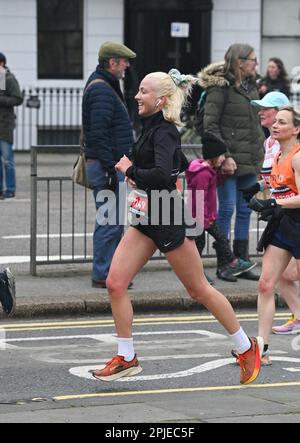 Brighton UK 2nd aprile 2023 - migliaia di corridori partecipano oggi alla maratona di Brighton per le strade e lungo il lungomare della città : Credit Simon Dack / Alamy Live News Foto Stock