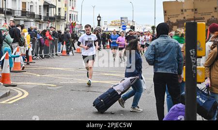 Brighton UK 2nd aprile 2023 - migliaia di corridori partecipano oggi alla maratona di Brighton per le strade e lungo il lungomare della città : Credit Simon Dack / Alamy Live News Foto Stock