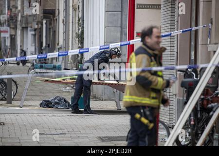 Anversa, Belgio. 02nd Apr, 2023. La scena di un'esplosione nella Osystraat, vicino ai Franklin Rooseveltplaats, ad Anversa, domenica 02 aprile 2023. L'incidente si è verificato intorno al 3am. Quindici case nella zona hanno danni di vetro. Una persona è stata leggermente ferita. La polizia sospetta che si tratti di un nuovo atto di violenza nell'ambiente della droga. FOTO DI BELGA NICOLAS MAETERLINCK Credit: Belga News Agency/Alamy Live News Foto Stock