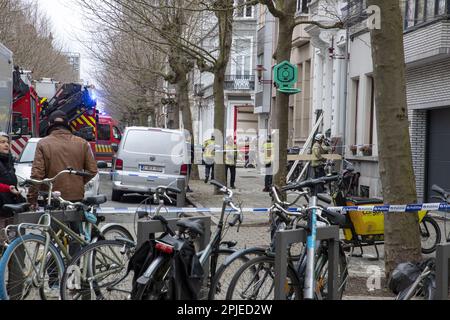 Anversa, Belgio. 02nd Apr, 2023. La scena di un'esplosione nella Osystraat, vicino ai Franklin Rooseveltplaats, ad Anversa, domenica 02 aprile 2023. L'incidente si è verificato intorno al 3am. Quindici case nella zona hanno danni di vetro. Una persona è stata leggermente ferita. La polizia sospetta che si tratti di un nuovo atto di violenza nell'ambiente della droga. FOTO DI BELGA NICOLAS MAETERLINCK Credit: Belga News Agency/Alamy Live News Foto Stock