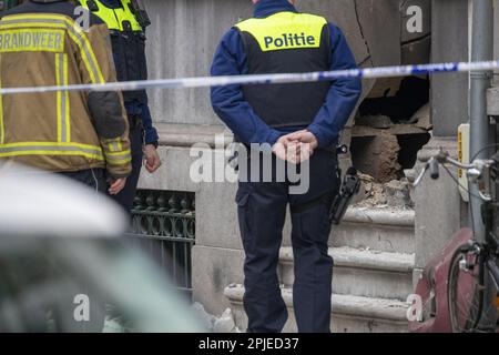 Anversa, Belgio. 02nd Apr, 2023. La scena di un'esplosione nella Osystraat, vicino ai Franklin Rooseveltplaats, ad Anversa, domenica 02 aprile 2023. L'incidente si è verificato intorno al 3am. Quindici case nella zona hanno danni di vetro. Una persona è stata leggermente ferita. La polizia sospetta che si tratti di un nuovo atto di violenza nell'ambiente della droga. FOTO DI BELGA NICOLAS MAETERLINCK Credit: Belga News Agency/Alamy Live News Foto Stock