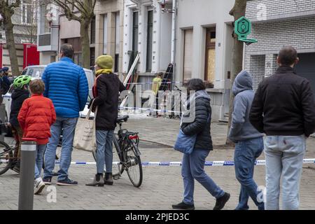 Anversa, Belgio. 02nd Apr, 2023. La scena di un'esplosione nella Osystraat, vicino ai Franklin Rooseveltplaats, ad Anversa, domenica 02 aprile 2023. L'incidente si è verificato intorno al 3am. Quindici case nella zona hanno danni di vetro. Una persona è stata leggermente ferita. La polizia sospetta che si tratti di un nuovo atto di violenza nell'ambiente della droga. FOTO DI BELGA NICOLAS MAETERLINCK Credit: Belga News Agency/Alamy Live News Foto Stock