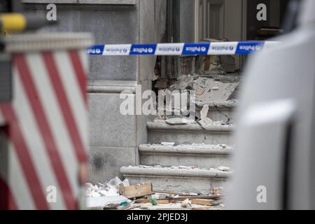 Anversa, Belgio. 02nd Apr, 2023. La scena di un'esplosione nella Osystraat, vicino ai Franklin Rooseveltplaats, ad Anversa, domenica 02 aprile 2023. L'incidente si è verificato intorno al 3am. Quindici case nella zona hanno danni di vetro. Una persona è stata leggermente ferita. La polizia sospetta che si tratti di un nuovo atto di violenza nell'ambiente della droga. FOTO DI BELGA NICOLAS MAETERLINCK Credit: Belga News Agency/Alamy Live News Foto Stock