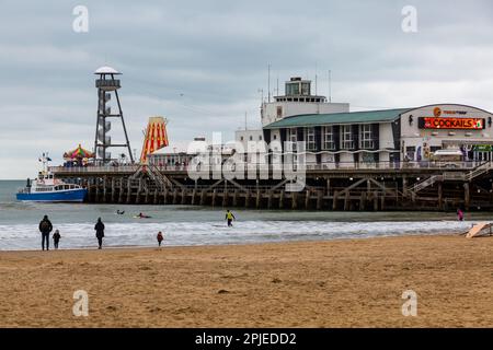 Bournemouth, Dorset UK. 2nd aprile 2023. Tempo in Gran Bretagna: Fresco, ma soprattutto asciutto a Bournemouth spiaggia. Credit: Carolyn Jenkins/Alamy Live News Foto Stock
