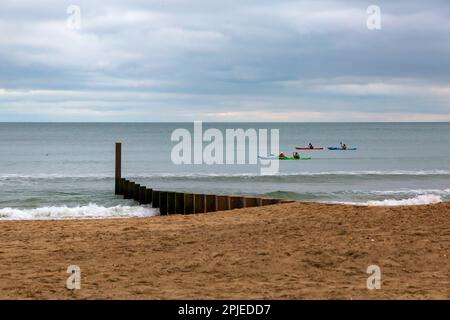 Bournemouth, Dorset UK. 2nd aprile 2023. Tempo in Gran Bretagna: Fresco, ma soprattutto asciutto a Bournemouth spiaggia. Credit: Carolyn Jenkins/Alamy Live News Foto Stock