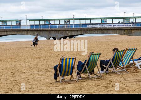 Bournemouth, Dorset UK. 2nd aprile 2023. Tempo in Gran Bretagna: Fresco, ma soprattutto asciutto a Bournemouth spiaggia. Credit: Carolyn Jenkins/Alamy Live News Foto Stock