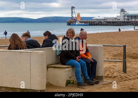 Bournemouth, Dorset UK. 2nd aprile 2023. Tempo in Gran Bretagna: Fresco, ma soprattutto asciutto a Bournemouth spiaggia. Credit: Carolyn Jenkins/Alamy Live News Foto Stock