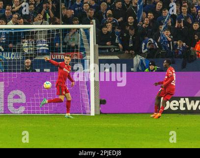 Sport, calcio, Bundesliga, 2022/2023, FC Schalke 04 vs. Bayer 04 Leverkusen 0-3, Veltins Arena Gelsenkirchen, giochendo al gol 0-2 dal marcatore Florian Richard Wirtz (Bayer) sinistra, destra Jeremie Agyekum Frimpong (Bayer), i REGOLAMENTI DFL VIETANO QUALSIASI USO DI FOTOGRAFIE COME SEQUENZE DI IMMAGINI E/O QUASI-VIDEO Foto Stock