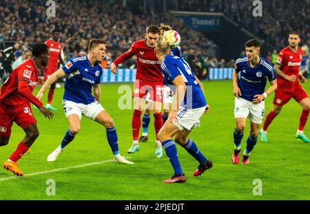 Sport, calcio, Bundesliga, 2022/2023, FC Schalke 04 vs. Bayer 04 Leverkusen 0-3, Veltins Arena Gelsenkirchen, scena della partita, f.l.t.r. Le NORMATIVE JEREMIE Agyekum Frimpong (Bayer), Marius Buelter (S04), Florian Richard Wirtz (Bayer), Henning Matriciani (S04), Tom Krauss (S04), Robert Andrich (Bayer), DFL VIETANO QUALSIASI USO DI FOTOGRAFIE COME SEQUENZE DI IMMAGINI E/O QUASI-VIDEO Foto Stock