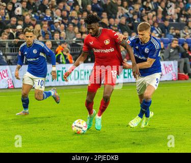 Sport, calcio, Bundesliga, 2022/2023, FC Schalke 04 vs. Bayer 04 Leverkusen 0-3, Veltins Arena Gelsenkirchen, scena della partita, f.l.t.r. I REGOLAMENTI Rodrigo Zalazar Martinez (S04), Edmond Faycial Tapsoba (Bayer), Simon Terodde (S04), DFL VIETANO QUALSIASI USO DI FOTOGRAFIE COME SEQUENZE DI IMMAGINI E/O QUASI-VIDEO Foto Stock