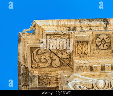 Nell'angolo sinistro del cornicione di Palazzo Vermexio, l'architetto quasi volendo firmarlo, scolpì un piccolo geco. Siracusa, Sicilia, Italia, Europa Foto Stock