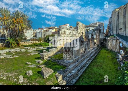 Rovine di un antico tempio greco, Tempio di Apollo (Apollonion), risalente al 6th ° secolo a.C. con giardino adiacente. Siracusa, Sicilia, Italia Foto Stock