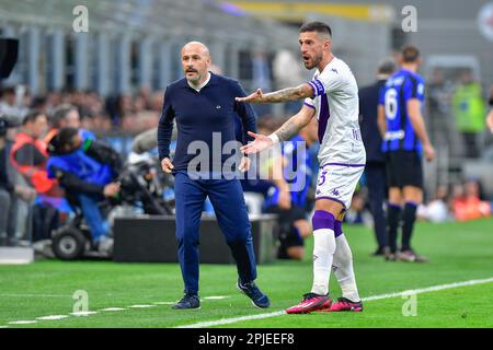 Milano, Italia. 01st Apr, 2023. Allenatore capo Vincenzo Italiano di Fiorentina visto con Cristiano Biraghi (3) durante la Serie Un match tra Inter e Fiorentina a Giuseppe Meazza a Milano. (Photo Credit: Gonzales Photo/Alamy Live News Foto Stock