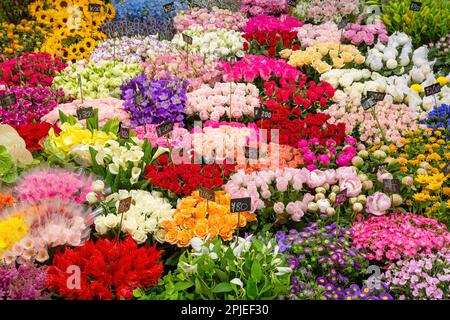 Mercato di strada di Osaka, Giappone. Primo piano che mostra una serie di bouquet in vari colori e varietà presso la bancarella dei fiori. Foto Stock