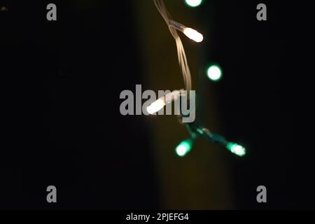 Piccole lampadine di colore diverso durante la festa di Diwali Foto Stock