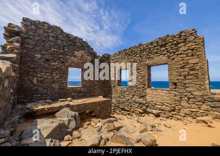 Bella vista storica delle rovine di Bushiribana fonderia d'oro nel parco nazionale sull'isola di Aru Foto Stock