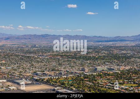 Splendida vista aerea di Las Vegas con paesaggio di montagna sullo sfondo. STATI UNITI. Foto Stock