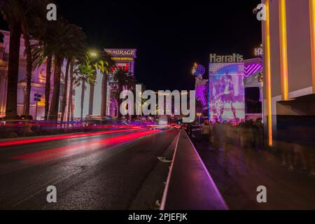 Splendida vista dei tracciati fuori fuoco. Vista notturna del paesaggio urbano di Las Vegas con tracciatori di luci di auto sfocati sulla Strip Road. Las Vegas. STATI UNITI Foto Stock