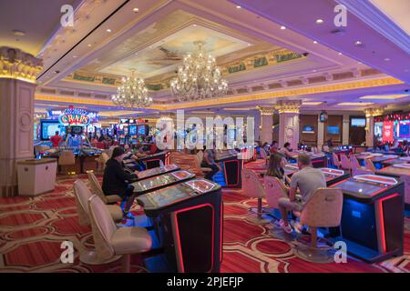 Vista dell'interno del casinò dell'hotel con la gente che gioca alle slot machine. Las Vegas. STATI UNITI. Foto Stock