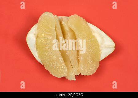 Pomelo perfettamente ritoccato su sfondo rosso. Foto ad alta risoluzione. Profondità di campo completa. Foto Stock