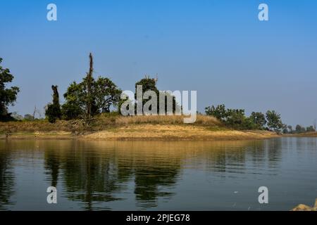 Una piccola isola lacustre a Dumboor . Con acqua limpida e riflesso di alberi in una giornata di sole . Foto Stock