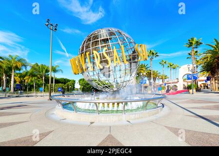 LOS ANGELES, CALIFORNIA - 18 GENNAIO 2023: Gli iconici Universal Studios Hollywood Globe and Fountain all'ingresso del parco a tema Foto Stock