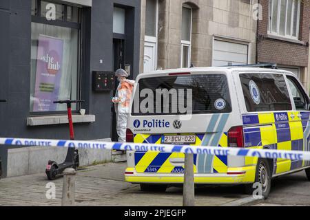 Anversa, Belgio. 02nd Apr, 2023. La scena di un incidente di inciampare nella Statiestraat di Berchem, Anversa, domenica 02 aprile 2023. Un uomo è morto nell'incidente. La polizia sta rintracciando il sospetto. FOTO DI BELGA NICOLAS MAETERLINCK Credit: Belga News Agency/Alamy Live News Foto Stock