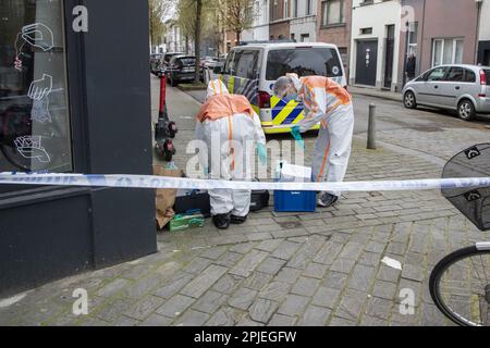 Anversa, Belgio. 02nd Apr, 2023. La scena di un incidente di inciampare nella Statiestraat di Berchem, Anversa, domenica 02 aprile 2023. Un uomo è morto nell'incidente. La polizia sta rintracciando il sospetto. FOTO DI BELGA NICOLAS MAETERLINCK Credit: Belga News Agency/Alamy Live News Foto Stock