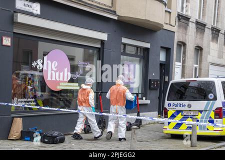 Anversa, Belgio. 02nd Apr, 2023. La scena di un incidente di inciampare nella Statiestraat di Berchem, Anversa, domenica 02 aprile 2023. Un uomo è morto nell'incidente. La polizia sta rintracciando il sospetto. FOTO DI BELGA NICOLAS MAETERLINCK Credit: Belga News Agency/Alamy Live News Foto Stock