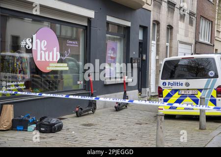 Anversa, Belgio. 02nd Apr, 2023. La scena di un incidente di inciampare nella Statiestraat di Berchem, Anversa, domenica 02 aprile 2023. Un uomo è morto nell'incidente. La polizia sta rintracciando il sospetto. FOTO DI BELGA NICOLAS MAETERLINCK Credit: Belga News Agency/Alamy Live News Foto Stock