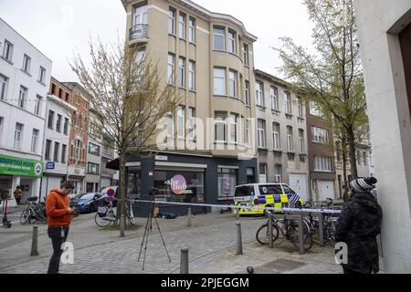 Anversa, Belgio. 02nd Apr, 2023. La scena di un incidente di inciampare nella Statiestraat di Berchem, Anversa, domenica 02 aprile 2023. Un uomo è morto nell'incidente. La polizia sta rintracciando il sospetto. FOTO DI BELGA NICOLAS MAETERLINCK Credit: Belga News Agency/Alamy Live News Foto Stock