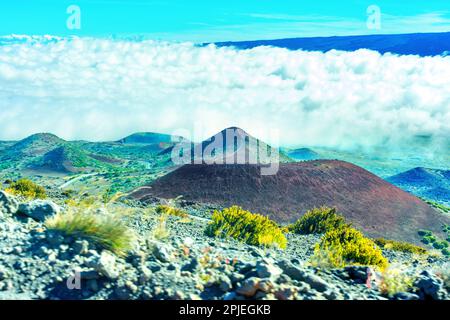 Bellezza del paesaggio della valle di Mauna Kea visto dall'alto con fitte nuvole bianche all'orizzonte. Foto Stock