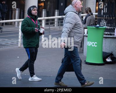 Raccolta di fondi faccia a faccia, il collezionista di fondi Charity, noto anche come chuggers, che lavora per NSPCC, raccogliendo fondi Liverpool Street London Foto Stock