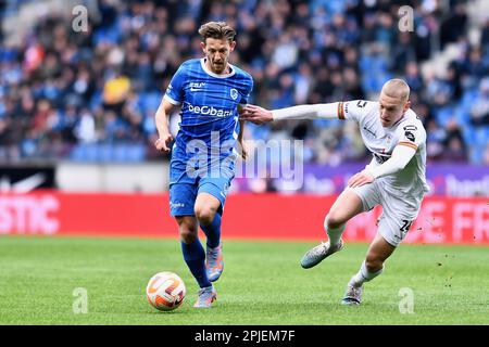 Genk, Belgio. 02nd Apr, 2023. Patrik Hrosovsky di Genk e Casper De Norre di OHL lottano per la palla durante una partita di calcio tra KRC Genk e Oud-Heverlee Leuven, domenica 02 aprile 2023 a Genk, il 31° giorno della 2022-2023° divisione del campionato belga della 'Jupiler Pro League'. BELGA PHOTO JOHAN EYCKENS Credit: Belga News Agency/Alamy Live News Foto Stock