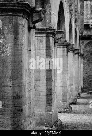 Vista degli archi che sostengono la struttura di Kirby Hall vicino a Corby nel Northamptonshire, Inghilterra, Regno Unito. Di proprietà di English Heritage Foto Stock