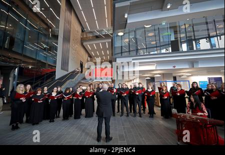 Belfast, Regno Unito. 27th Mar, 2023. I membri del coro dell'Università dell'Ulster suonano la canzone cinese "i Love You, China" per dare il benvenuto all'ambasciatore cinese in visita nel Regno Unito (UK) Zheng Zeguang e alla sua delegazione, a Belfast, Irlanda del Nord, Regno Unito, marzo 27; 2023. PER ANDARE CON 'caratteristica: N. Ireland cori eseguire canzoni cinesi, promuovere scambi culturali' credito: Li Ying / Xinhua / Alamy Live News Foto Stock