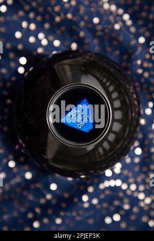 Magic ball gioco per predire il futuro dice non scommettere su di esso o No a una domanda. Un giocattolo che dice fortuna dando una risposta negativa Foto Stock