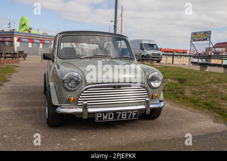 Morris Mini Cooper Mk2 1967 parcheggiato in uno spettacolo locale a Norfolk Foto Stock