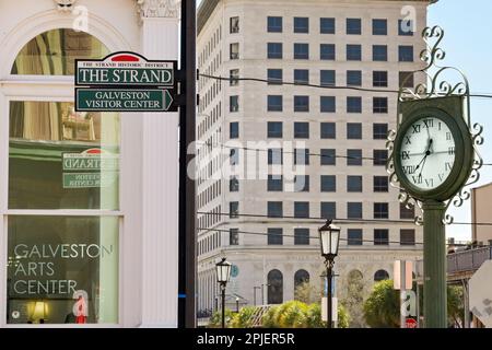 Galveston, Texas - 2023 febbraio: Firma su una strada nel quartiere storico di Strand nel centro della città con un orologio all'aperto d'epoca Foto Stock