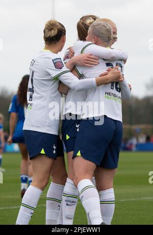 Walton Hall Park, Liverpool, Merseyside, Inghilterra. 2nd aprile 2023. La squadra di Tottenham ha celebrato l'Evelina Goal, durante l'Everton Football Club Women V Tottenham Hotspur Football Club Women al Walton Hall Park, nella Women's Super League (WSL)/Barclays Women's Super League (BWSL). (Credit Image: ©Cody Froggatt/Alamy Live News) Foto Stock