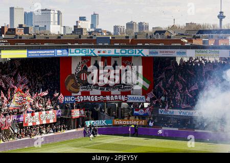 ROTTERDAM - i tifosi di Sparta con lo skyline di Rotterdam fuori dallo stadio durante la partita della Premier League olandese tra Sparta Rotterdam e Feyenoord Rotterdam a Sparta Stadion Het Kasteel il 2 aprile 2023 a Rotterdam, Paesi Bassi. ANP PIETER STAM DE JONGE Foto Stock