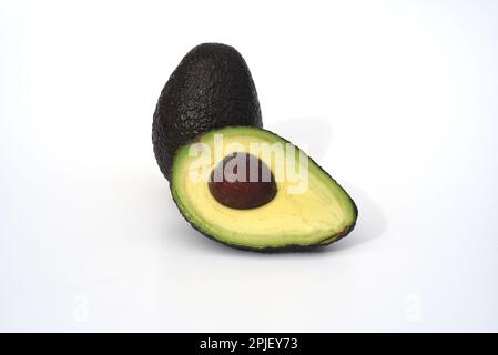 Avocados, Persea, americana, sind Suedfruechte, und als Frucht botanisch gesehen Beeren, Avocados, Persea, americana, sono frutti del sud, e botanica Foto Stock